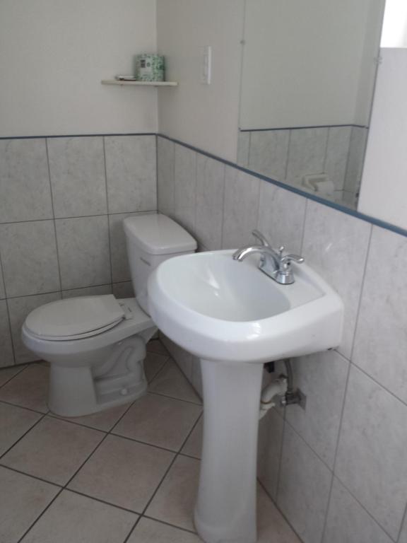 New Kansan Motel Ранчо Кукамонга Стая снимка